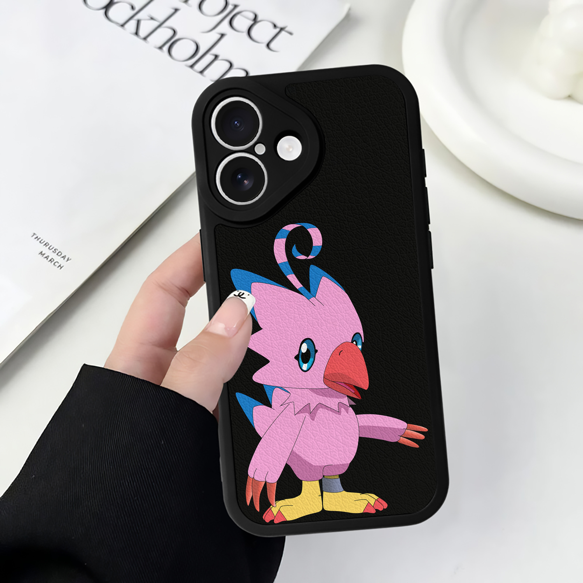 （画像用） Digimon デジタルモンスター/デジモン 【iPhone 16シリーズ対応】シリコンスマホケース（レザー調） 材質：シリコン